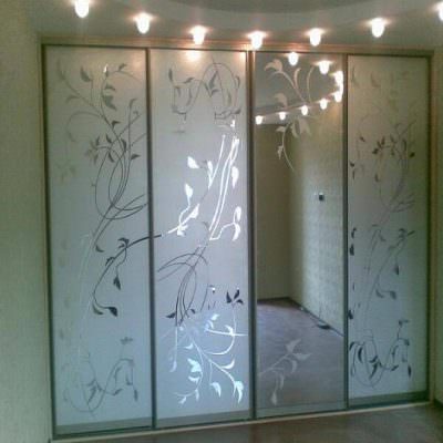 Встроенный шкаф-купе в спальню 4-х дверный с пескоструйным рисунком